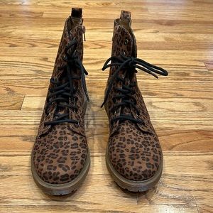 Cheetah print boots size 10 never wore them but took the tags off them 🐆